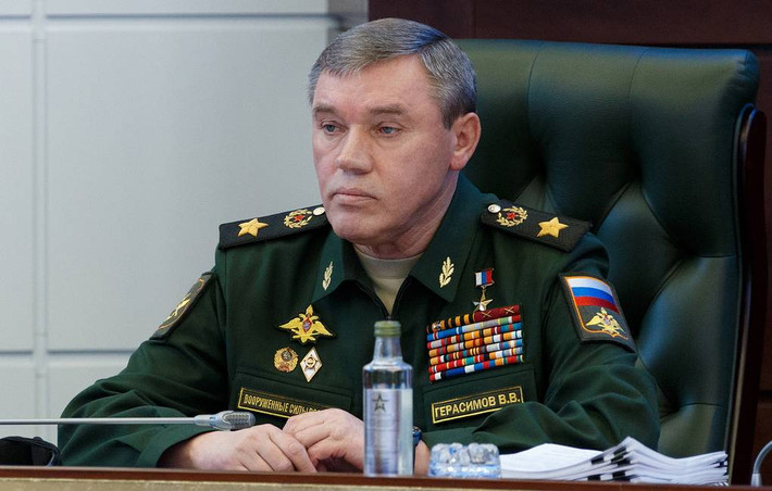 Sau khi Tổng tham mưu trưởng Quân đội Nga, Đại tướng Valery Gerasimov kiêm luôn chức Tư lệnh chiến trường Ukraine, ông coi chiến dịch chiếm Bakhmut là một trận đánh có tính chất quyết định và ông đã không ngần ngại đầu tư rất nhiều công sức, nhân lực và vật lực.
