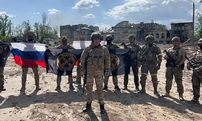 Tuy nhiên, khi Quân đội Ukraine không thể giữ được Bakhmut, phương Tây bắt đầu hạ thấp tầm quan trọng của nó, cho rằng nơi này không có nhiều giá trị chiến lược. Sau khi Bakhmut bị quân Nga tràn ngập, kiểu tranh luận này càng trở nên phổ biến hơn và họ muốn nói rằng Bakhmut là vô giá trị.