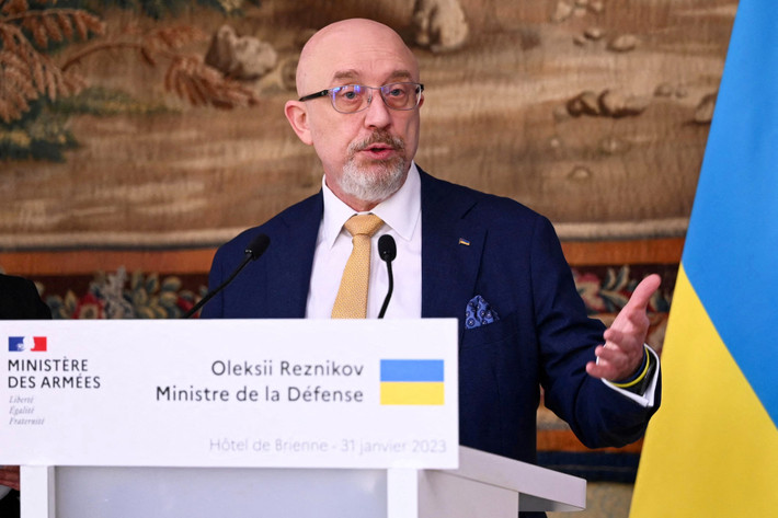 Theo Bộ trưởng Quốc phòng Ukraine Reznikov, mặc dù cuộc phản công hiện tại diễn ra hơi chậm, nhưng ông không lo lắng chút nào. Theo ông, mọi hoạt động đang diễn ra suôn sẻ như kế hoạch; chiến tranh không phải là "trò chơi game trên máy tính". Thật sai lầm khi cho rằng phải tăng tốc phản công.