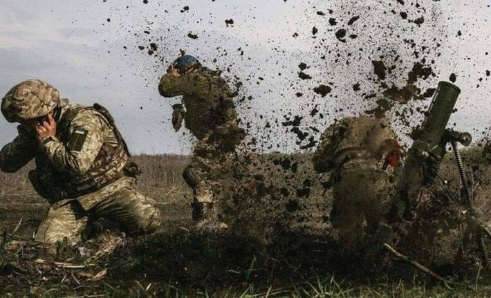 Thứ hai là Quân đội Ukraine thiếu huấn luyện cường độ cao, có nghĩa là các binh sĩ không được chuẩn bị để chịu đựng những căng thẳng trong chiến đấu. Trong trường hợp này, người lính dễ bị lo lắng và hoảng sợ, ảnh hưởng đến khả năng ra quyết định và khả năng thực thi.