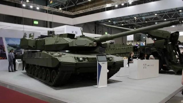 Từ kinh nghiệm của cuộc xung đột giữa Nga và Ukraine, rất có thể thế hệ xe tăng tiếp theo sẽ phải có những cải tiến vượt bậc, để tăng khả năng sống sót của thứ vũ khí cồng kềnh và chậm chạp này trên chiến trường. Ảnh: Sina.