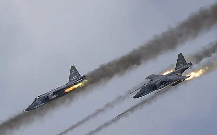 Máy bay cường kích Su-25 là chiến đấu cơ chuyên tấn công các mục tiêu mặt đất; ngoài nhiệm vụ tấn công trực tiếp các mục tiêu như lô cốt, ụ súng, sinh lực ẩn lộ của đối phương, nó còn có thể tấn công các phương tiện bọc thép bằng vũ khí có điều khiển hoặc không điều khiển.