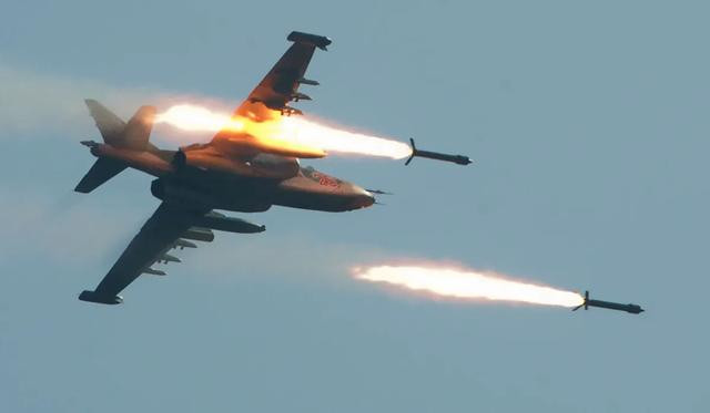 Về lực lượng không quân, loại máy bay cường kích Su-25 hiện được cả Nga và Ukraine sử dụng rộng rãi; với ưu thế vượt trội về không quân, chỉ riêng máy bay cường kích Su-25 của Không quân Nga đã mang đến rất nhiều khó khăn cho quân Ukraine.