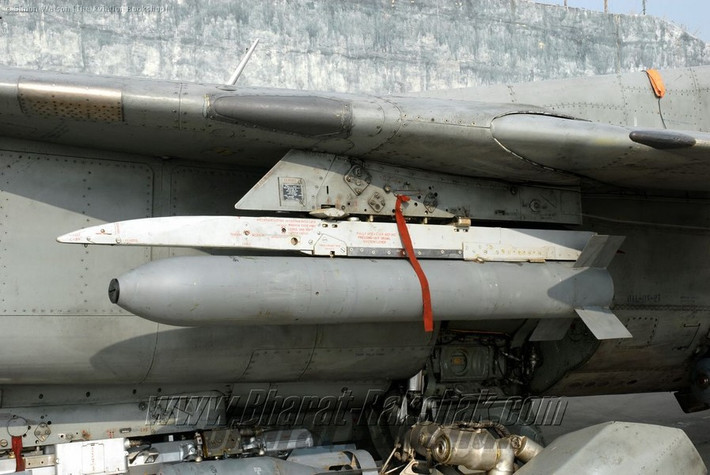 Mới đây, đoạn video do Bộ Quốc phòng Nga công bố cho thấy, bệ phóng rocket S8 trên máy bay Su-25 đã được tháo bỏ và thay thế bằng rocket hạng nặng S24 để tăng sức công phá. Do rocket S24 có kích rất lớn, nên Su-25 không thể sử dụng ống phóng, mà bệ phóng đơn được gắn trực tiếp dưới cánh máy bay.