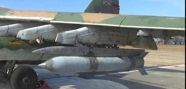 Như vậy, hoạt động tác chiến của Không quân Nga trên chiến trường Ukraine bằng máy bay cường kích Su-25 luôn thay đổi chiến thuật. Mặc dù Su-25 ban đầu được thiết kế để mang tên lửa không đối đất không điều khiển, bom thường và một số loại vũ khí không đối đất có điều khiển; tải trọng vũ khí có thể tới 4 tấn.