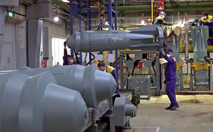 Chỉ hai ngày trước, Bộ trưởng Bộ Quốc phòng Liên bang Nga, ông Sergey Shoygu, đã đến thăm một nhà máy quốc phòng của Nga sản xuất đạn và bom. Từ đoạn video, có thể thấy rõ rằng nhà máy đang hoạt động bất chấp lệnh trừng phạt kinh tế do Mỹ và các đồng minh áp đặt, ngụ ý hạn chế nhập khẩu một số linh kiện.