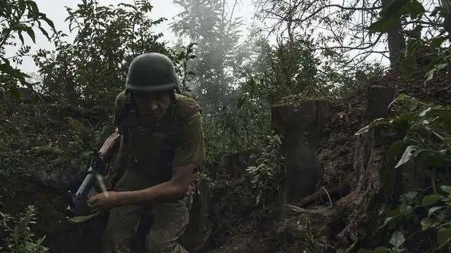 Tuy nhiên, theo tình hình chiến sự hiện tại, Quân đội Ukraine không những không tiến sâu hơn được về phía nam, mà còn xuất hiện nhiều cuộc khủng hoảng mới, trong đó có nguy cơ bị Quân đội Nga phản công. Hơn nữa, cuộc tấn công của Ukraine đã bị cản trở nặng nề bởi các bãi mìn của quân Nga.