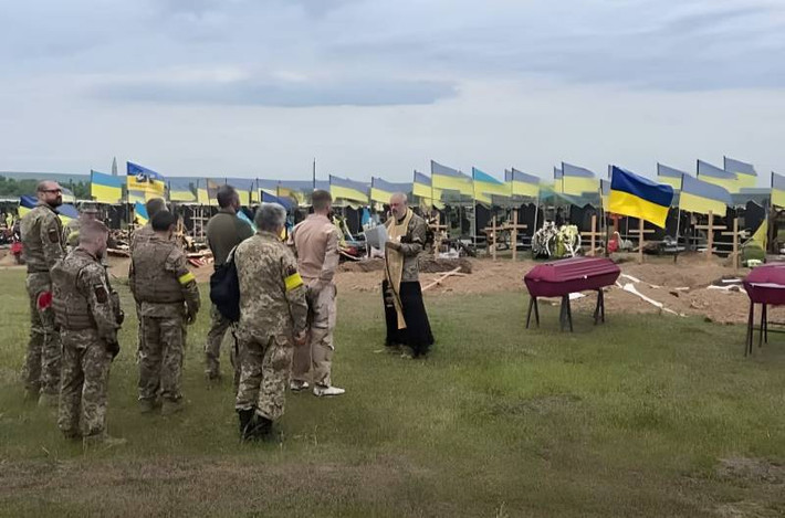 Riêng cuộc tấn công vào “cửa tử” Rabotino, Quân đội Ukraine đã liên tiếp sử dụng 11 lữ đoàn. Tuy nhiên, khi Quân đội Ukraine mở cuộc tấn công trên nhiều mặt trận, cuộc tấn công kéo dài gần 3 tháng, việc sử dụng quân cũng đến mức giới hạn và công tác tuyển quân trong nước cũng gặp khó khăn.