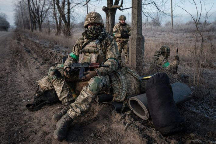 Quân đội Ukraine cố gắng thoát khỏi vòng vây theo phương thức phân tán quy mô nhỏ theo những đương mòn, lối mở qua những cánh đồng lầy lội, để tránh hỏa lực của pháo binh Nga; nhằm giảm thiểu thương vong và đạt hiệu quả đột phá tối đa.