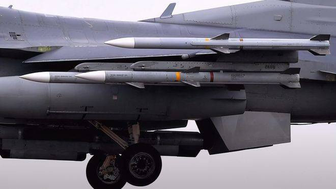 Đặc biệt là loại MiG-29 nâng cấp này, có thể phóng tên lửa không đối không tầm trung AIM-120 tiên tiến nhất của Mỹ. Loại tên lửa không đối không tầm trung AIM-120 có tầm bắn hơn 100 km, dẫn đường theo kiểu “bắn và quên” và sẽ là mối đe dọa lớn đối với sức mạnh không quân Nga.