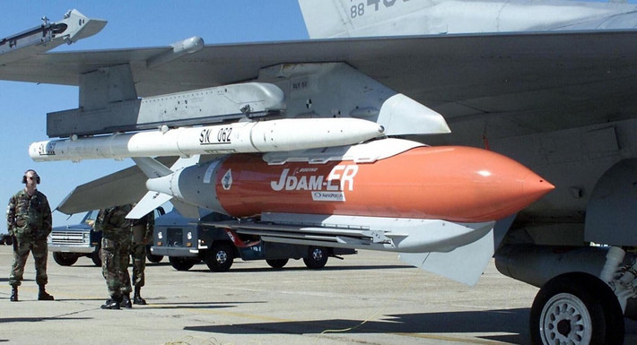 Tầm tiến công của bom JDAM-ER vượt quá 70 km và có thể biến từ 220 đến 900 quả bom thông thường có trọng lượng 100 kg, thành vũ khí có điều khiển chính xác. Theo video thử nghiệm, hầu như 100% bom JDAM-ER đều đánh trúng mục tiêu.