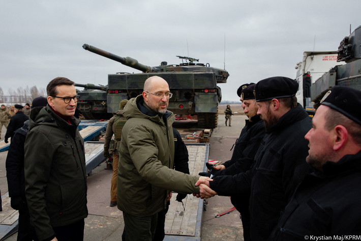 Là quốc gia tiên phong hỗ trợ Ukraine, Ba Lan bắt đầu đào tạo lái xe tăng Leopard-2 cho Quân đội Ukraine từ khi Đức chưa đồng ý cung cấp Leopard-2 cho Ukraine. Đây thực sự là bước “đi tắt đón đầu” của Ba Lan giành cho Quân đội Ukraine.