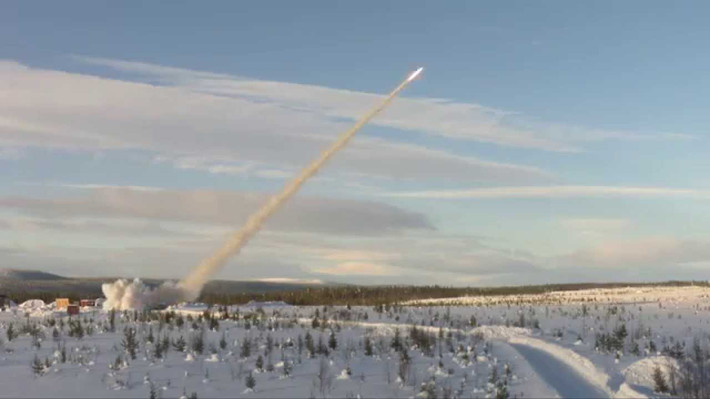 Tuy nhiên, thời gian bay của tên lửa HIMARS và bom GLSDB tương đối ngắn, nếu hệ thống phòng không khởi động từ trạng thái nghỉ ngơi sau khi hệ thống cảnh báo trên không tìm thấy mục tiêu đến khi có thể phóng tên lửa đánh chặn, thì có thể quá muộn để đánh chặn nó.