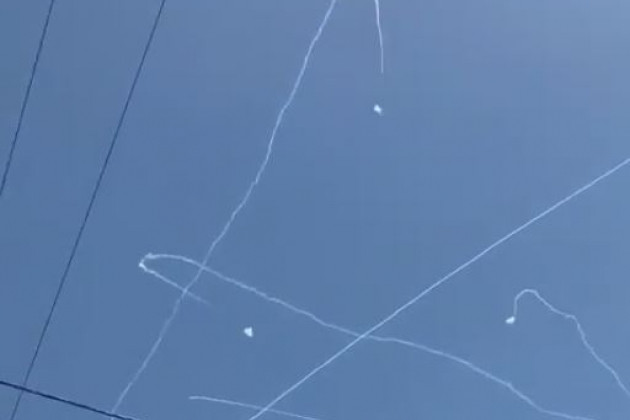Theo hãng tin Al Jazeera, Israel không lường trước được cuộc tấn công và bị bất ngờ. Theo một số báo cáo, tổng cộng khoảng 5.000 quả rocket đã được các lực lượng vũ trang người Palestine bắn vào Israel từ Gaza.