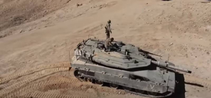 Chưa dừng lại việc những chiếc xe tăng Merkava bị lính Israel bỏ lại, mà có cả cảnh chiếc Merkava-4 hiện đại nhất, có lớp giáp được ví là “thân vàng bất diệt” bị UAV của Hamas phá hủy. Sự kiện này đã vạch trần huyền thoại về “sự bất khả xâm phạm” của xe tăng Merkava của Israel.