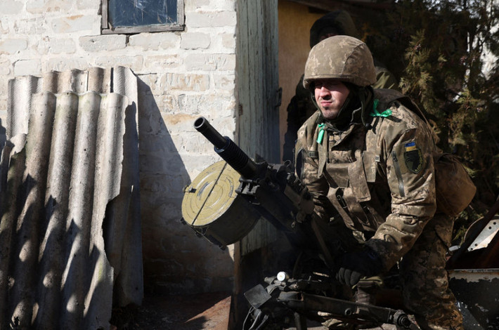 Trong khi đó, Quân đội Ukraine tuyên bố họ vẫn kiểm soát phần trung tâm của thành phố; còn lính đánh thuê Wagner đã tập trung lực lượng và bắt đầu truy quét khu vực đô thị trung tâm. Như vậy cuộc chiến cam go đã bước vào giai đoạn cuối và cuộc chiến tại Bakhmut đã dần đi vào giai đoạn kết thúc.