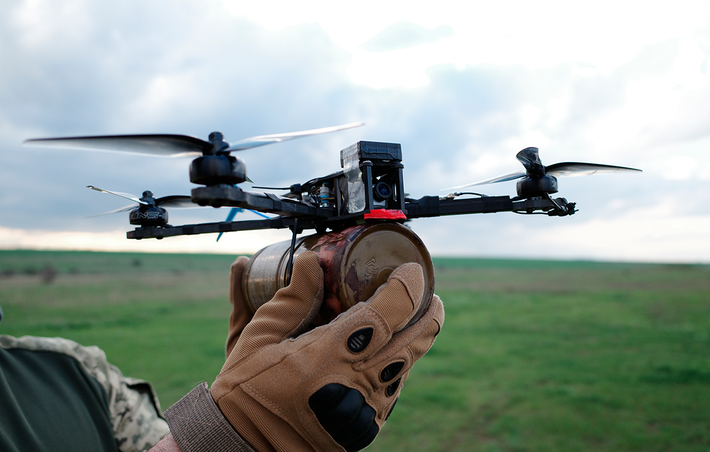 Nhưng hiện tại, một chiếc máy bay không người lái tự sát (FPV) của Nga, có thể lao thẳng vào cửa sổ và quét sạch đội tên lửa chống tăng Ukraine chỉ bằng một đòn đánh.