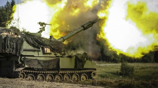 Một sĩ quan pháo binh Ukraine, nổi tiếng với mật danh "Ivan", chỉ huy một đơn vị pháo với trang bị chủ lực là pháo tự hành M109A6 Paladin do Mỹ cung cấp, đã chia sẻ một câu chuyện tương phản với các phóng viên báo El Pais của Tây Ban Nha một cách thẳng thắn.