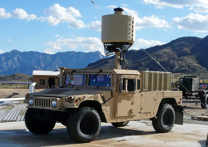 Do quá trình hiện đại hóa hơn nữa, radar chống pháo AN/TPQ-49 và AN/TPQ-50 đã được phát triển, chúng chỉ khác nhau về các đặc điểm chiến thuật, kỹ thuật. Với radar AN/TPQ-50, Mỹ công bố phạm vi phát hiện mục tiêu đã tăng gần gấp 3 lần so với phiên bản cơ sở. Ảnh: Pinterest.