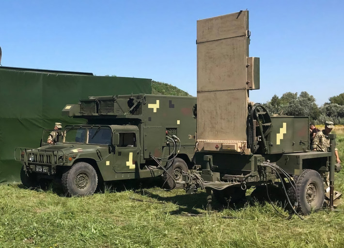 Mỹ đã gửi vũ khí, bao gồm cả radar giám sát và điều khiển hỏa lực cho Ukraine kể từ năm 2015. Mặc dù cả hai loại radar chống pháo AN/TPQ-36 và AN/TPQ-48/49/50 đều đã rất lạc hậu, nhưng cũng là loại khí tài quan trọng, để Quân đội Ukraine huấn luyện cách sử dụng. Ảnh: CNN.