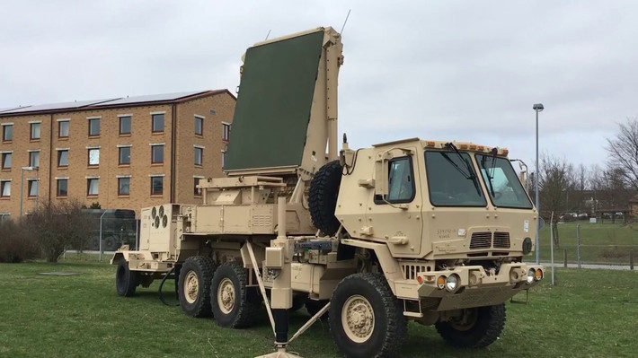 Radar chống pháo mới nhất của Mỹ là AN/TPQ-53 được phát triển bởi công ty Lockheed Martin. Sự khác biệt chính của nó là khả năng theo dõi không chỉ đạn pháo mà cả máy bay nhỏ, cho phép nó được sử dụng làm radar chỉ định mục tiêu cho các hệ thống phòng không. Ảnh: Pinterest.