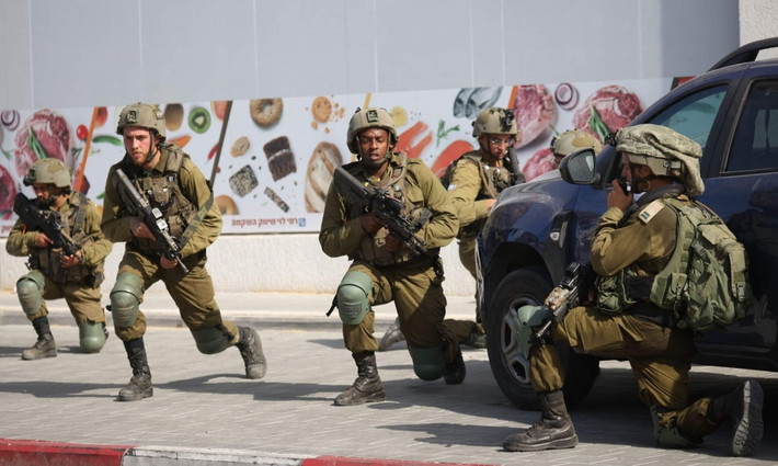 Israel cho biết, lực lượng biệt kích mặt đất của họ đã xâm nhập vào Dải Gaza nhằm thu thập thông tin "có thể giúp tìm kiếm những người mất tích". Đồng thời Israel cho biết, lực lượng mặt đất chưa tiến sâu vào khu vực, mà chỉ bao vây, chốt chặn và sẵn sàng cho một “chiến dịch tấn công chung”.
