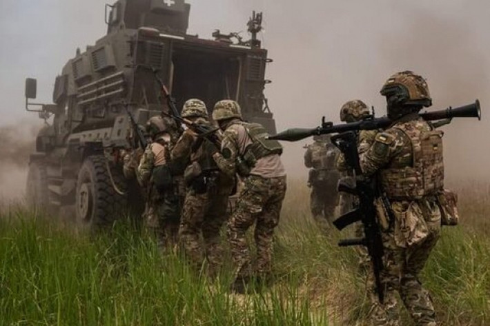 Chiến thuật của quân đội Ukraine hiện được coi là “phù hợp nhất” là tấn công quy mô nhỏ, kết hợp với liên tục bị pháo kích vào phía sau, làm khả năng phòng ngự của Quân đội Nga suy yếu. Việc tấn công bằng hiệp đồng quân binh chủng như chiến thuật của NATO, không những khó tạo đột phá, mà còn có khả năng gây tổn thất lớn hơn.
