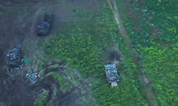 Nhưng mới đây, Tổng tư lệnh Quân đội Ukraine Valeriy Zaluzhnyi trong một cuộc phỏng vấn đã cho biết, xe tăng do các nước phương Tây viện trợ không phải là “bất khả chiến bại”, nếu các xe tăng này tác chiến độc lập sẽ không thể chọc thủng hệ thống phòng ngự của Nga.