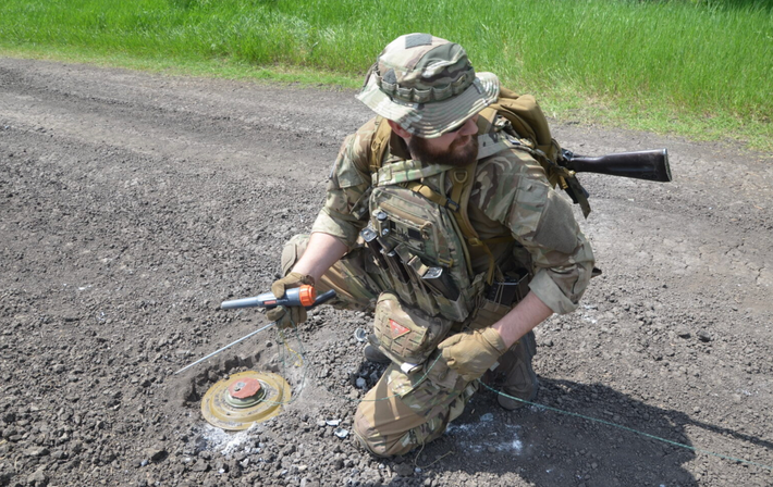 Nhưng Quân đội Ukraine do thiếu các khí tài phá mìn chuyên dụng, nên những quả mìn của Nga vẫn hiện diện trên từng bước đường hành quân và có thể bị kích hoạt gây nổ bất cứ lúc nào khi quân Ukraine tiến lên. Nếu không rà phá được những quả mìn này, binh lính và các phương tiện cơ giới có thể gặp nguy hiểm bất cứ lúc nào.