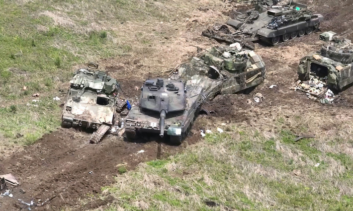 Bộ Quốc phòng Nga trước đó đã công bố một đoạn video, trong đó là một tốp xe tăng Ukraine đi lạc vào một bãi mìn; chỉ cần xe tăng tiến lên phía trước sẽ kích hoạt những quả mìn phát nổ. Cuối cùng, hầu như tất cả các phương tiện đều không thể tiến lên.