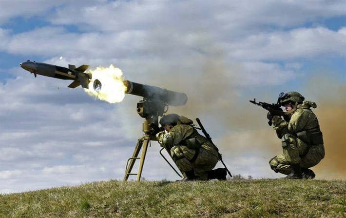 Khi quân đội Ukraine còn đang khoe tên lửa Javelin với tầm bắn chỉ vài trăm mét và vô số súng phóng rocket Âu Mỹ, thì quân đội Nga, đặc biệt là lực lượng Vệ binh Chechnya đã hạn chế việc sử dụng súng phóng rocket chứ không phải là họ không có loại súng này. Thay vào đó là họ sử dụng tên lửa chống tăng có điều khiển với độ chính xác và tầm bắn xa hơn.