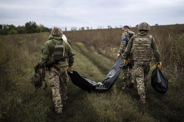 Sau khi một đợt viện trợ quân sự được chuyển đến cho Quân đội Ukraine, một đợt khác lại được chuyển đến sau một thời gian. Trong khoảng trống này, viện trợ quân sự được cung cấp trước đây gần như hết, nên không thể thúc đẩy Quân đội Ukraine chuyển sang tiêu chuẩn NATO, và càng không thể nói đến việc xây dựng năng lực tác chiến có hệ thống.