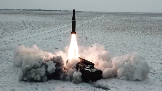 Trong các vụ tập kích vào các địa điểm nghi có lính đánh thuê nước ngoài của Ukraine, Quân đội Nga thường sử dụng tên lửa Iskander. Hệ thống Iskander có thể phóng hai loại đạn, một loại là tên lửa đạn đạo chiến thuật và một loại là tên lửa hành trình.