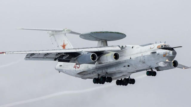 Bên cạnh đó, Không quân Nga không thể để số máy bay AWACS ít ỏi của mình “dốc toàn lực” vào cuộc chiến. Đồng thời chưa phối hợp tốt với lực lượng radar trinh sát mặt đất để phát hiện các hoạt động theo hướng chiến trường Ukraine; đặc biệt là theo hướng biên giới giữa Nga và Ukraine (phía đông Ukraine) và theo hướng biên giới Belarus-Ukraine (phía bắc Ukraine).