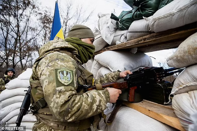 Hiện tại, quân đội Ukraine không chỉ phải triển khai quân hạng nặng ở khu vực phía đông, để chống lại đợt tấn công mới dữ dội hơn của Nga, mà còn triển khai một lượng lớn binh sĩ ở khu vực biên giới Ukraine-Belarus, để ngăn chặn liên minh Nga-Belarus phát động các cuộc tấn công từ lãnh thổ Belarus.