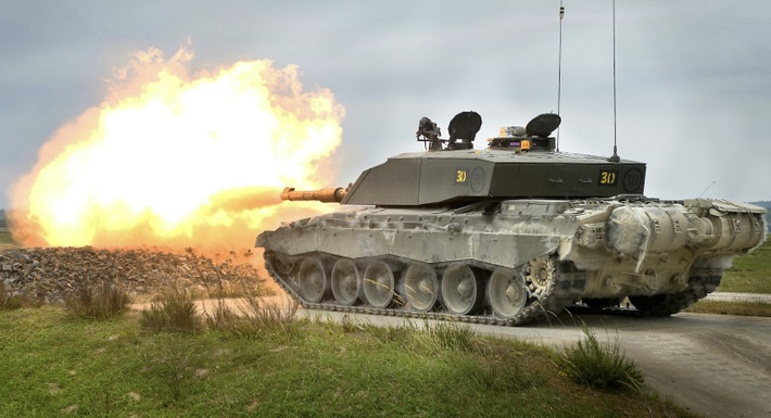 Một vấn đề khác là Challenger-2 thiếu đạn nổ phá chống bộ binh. Nguồn đạn chính của xe tăng Anh hiện là các loại đạn chống tăng dưới cỡ và HESH để chống xe thiết giáp. Tuy nhiên, khả năng xảy ra các cuộc đấu tăng trên chiến trường Ukraine là rất nhỏ, mà chủ yếu hỏa lực xe tăng dùng chi viện cho bộ binh chiến đấu, nên vai trò đạn nổ phá là rất quan trọng.