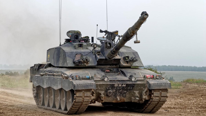 Về khả năng bảo vệ, mặc dù Challenger-2 được bảo vệ bằng giáp Chobham thế hệ thứ hai, còn được gọi là Dorchester của hãng Perkins; nhưng thân xe tăng chỉ làm từ thép gia cường và thiếu giáp composite và giáp phản ứng nổ. Cùng với đó, khoang chứa đạn không được gia cố, khiến chúng có nguy cơ phát nổ rất cao nếu bị trúng đạn.
