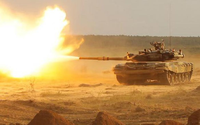 Với khả năng quan sát của xe tăng T-90, có lẽ pháo thủ cũng không thể quan sát mục tiêu xa tới 5 km, bằng kính ngắm ban ngày Sosna-U tốt nhất của Nga; nói gì đến việc bắn xa như vậy với khẩu pháo nòng trơn 125 mm của nó. Tuy nhiên giới quan sát nghi ngờ khả năng này của Challenger 2.