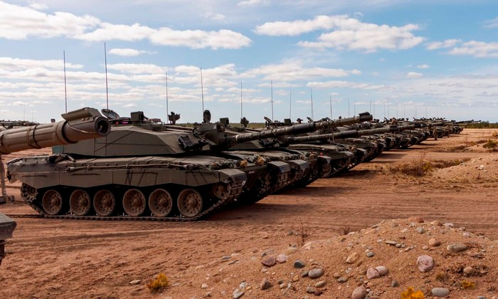 Xe tăng Challenger-2 có trọng lượng trung bình 65-70 tấn, nặng hơn đáng kể so với các dòng xe tăng Liên Xô và Nga. Điều này đặt ra nghi vấn về khả năng cơ động của Challenger-2 trên hạ tầng của Ukraine hiện tại, cũng như mức tiêu thụ nhiên liệu cao.