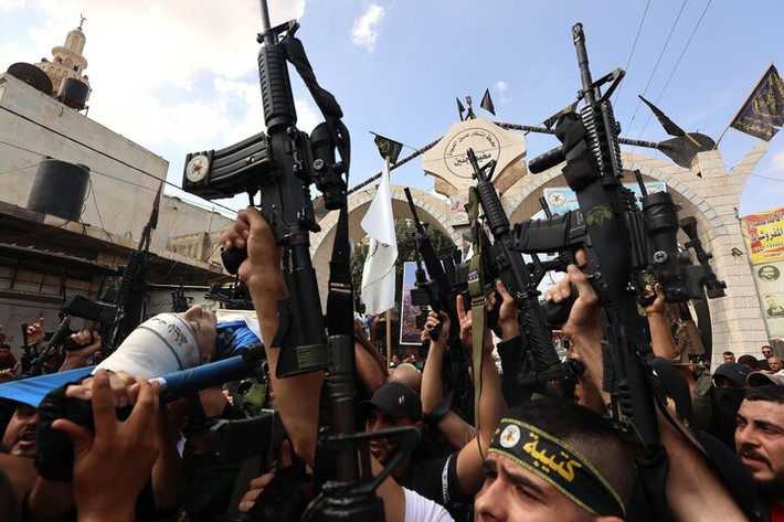 Lực lượng vũ trang Hamas cũng “khoe” trên mạng xã hội các loại vũ khí chống tăng khác nhau mà họ có trong tay, trong đó có tên lửa chống tăng hạng nhẹ NLAW của Anh, loại vũ khí chống tăng này có thể dễ dàng bắn cháy nhiều loại xe thiết giáp Israel, kể cả loại xe tăng Merkava 4.