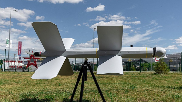 Trong những ngày đầu của xung đột Nga-Ukraine, hiệu suất hoạt động của UAV tự sát Lancet của Nga ở dạng “trung bình”. Nguyên nhân trước hết, nó áp dụng điều khiển hoàn toàn thủ công và hình ảnh video mờ; tương đương độ phân giải của camera điện thoại di động vào thập niên 1990.