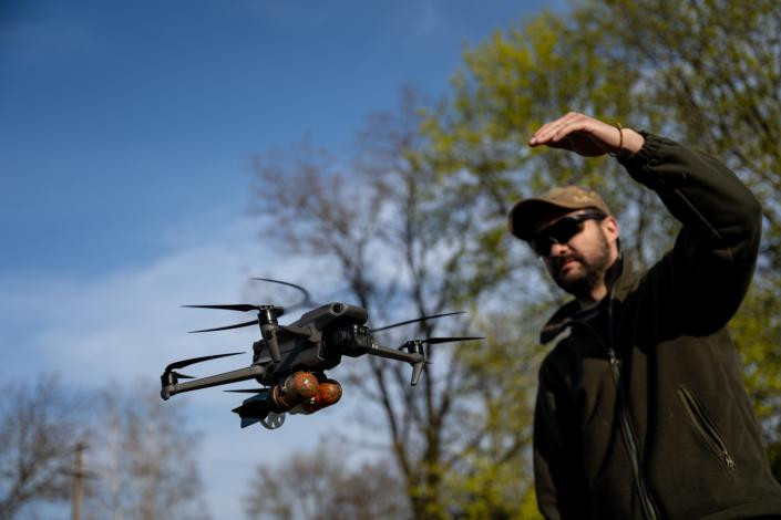 Những UAV tự sát này nhỏ và nhanh, khó phát hiện và rất mạnh mẽ; có thể được gắn một đầu đạn B-41 (RPG). Những UAV trang bị đầu đạn như B-41, có thể tấn công vào những phần yếu của xe tăng. Bởi vì nó rẻ và nhiều, nên có mặt ở mọi nơi trên chiến trường, đồng thời còn có thể tấn công các mục tiêu sau chướng ngại vật, các khối chắn.