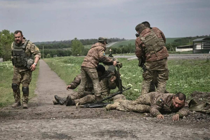 Đối với tình trạng hiện tại của Bakhmut, theo lời của nhà phân tích quân sự Ukraine Zhdanov: Những người bị thương thường không thể được cấp cứu kịp thời vì thời tiết lạnh giá. Họ không nhận được bất kỳ nguồn trợ giúp bên ngoài nào và không ai thu thập tử thi trên chiến trường. Và vì sự bế tắc trong cuộc chiến, một số binh lính bắt đầu gặp vấn đề với trạng thái tinh thần của họ.