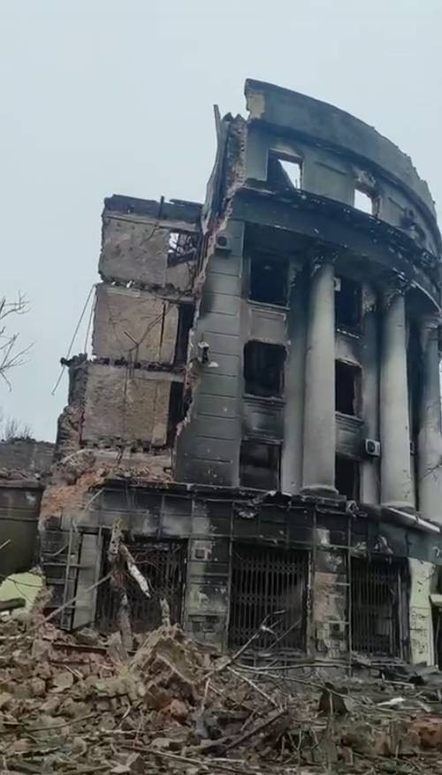 Những thông tin này được xác nhận bởi chính Quân đội Ukraine, những người đang chiến đấu ở ngay gần Quảng trường Svoboda, nơi có tòa nhà có hàng cột đôi, trong đó có Bảo tàng Địa chất của thành phố; nhưng thực tế quân Ukraine không thể sử dụng tòa nhà này để làm trận địa phòng ngự.