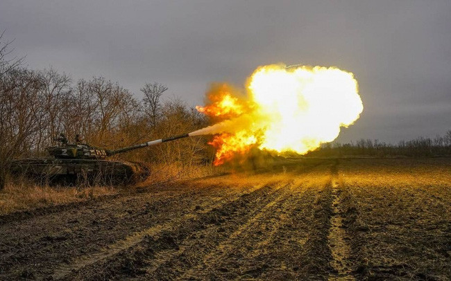 Để đối phó với việc quân Ukraine cố thủ trong các tòa nhà, quân Nga thay vì dùng lực lượng xông thẳng vào, đã đưa pháo binh, xe tăng và xe bọc thép bắn ngắm trực tiếp vào các tòa nhà có quân Ukraine đang trú ẩn; buộc quân Ukraine phải rút xuống các tầng hầm của các ngôi nhà cao tầng này.