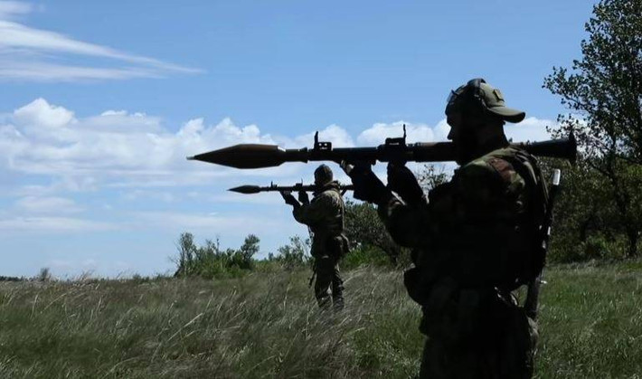 Hiện có khoảng 6.000 quân Ukraine đang cố gắng liều lĩnh đột phá gần các công sự ngầm ở phía tây thành phố Marinka, nhằm ngăn chặn quân đội Nga tiến vào khu trung tâm đô thị. Sau khi quân Nga tấn công vào hệ thống công sự ngầm, họ đã thực hiện những biện pháp cực đoan, thẳng tay tiêu diệt bất cứ ai chống cự.