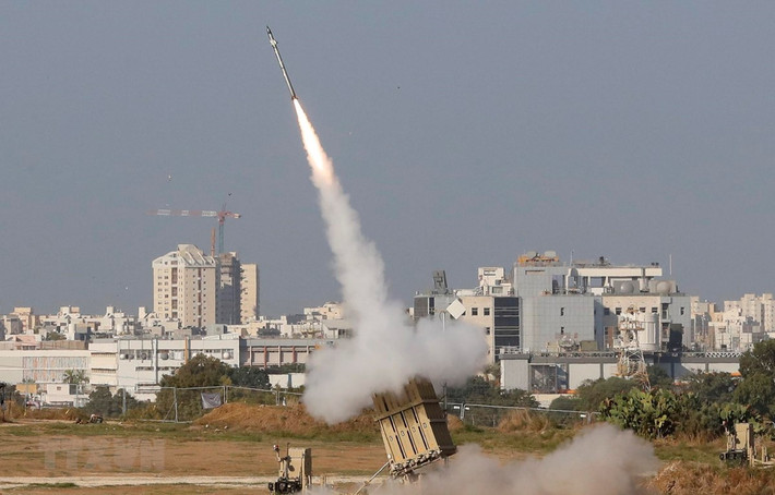 Năm 2007, với sự hỗ trợ tài chính và kỹ thuật của Mỹ, người Israel đã quyết định cùng phát triển một hệ thống tên lửa đánh chặn tầm ngắn, hoạt động trong mọi thời tiết, được gọi là "Iron Domme (Vòm sắt)", được phát triển bởi công ty quốc phòng Rafael và Công ty Công nghiệp hàng không vũ trụ Israel (AIA).