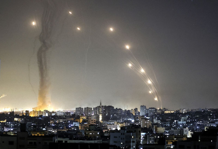 Nhưng vào ngày 7/10/2023, lực lượng vũ trang Hamas Palestine đã phát động một chiến dịch quân sự chung trên bộ, trên biển và trên không có mật danh là “Cơn lũ Aqsa" chống lại Israel, bằng cách sử dụng tên lửa, UAV thực hiện tấn công bão hòa vào lãnh thổ Israel.