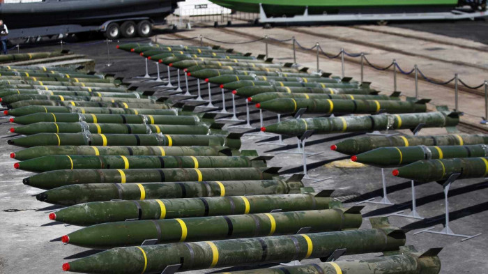 Do đó, Hamas tuyên bố rằng họ đã bắn hàng nghìn quả tên lửa trong vòng 20 phút và hệ thống Vòm sắt đã hết đạn trong chiến dịch đánh chặn ban đầu. Ngoài ra, ngoài việc áp đảo hệ thống Vòm sắt bằng quá nhiều tên lửa, Hamas còn bắn tên lửa mới, có mức chính xác cao hơn, nên có thể khó đánh chặn hơn.