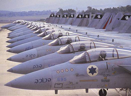 Hiện nay, nhiều máy bay chiến đấu F-15 và F-16 của Không quân Israel đã đạt đến trình độ máy bay chiến đấu thế hệ thứ 4+, sau khi được trang bị động cơ, hệ thống điện tử hàng không mới và vũ khí mới. Ngoài ra, Không quân Israel còn có 5 máy bay trinh sát và cảnh báo sớm trên không G550, 6 chiếc Felcon, 4 chiếc E-2
